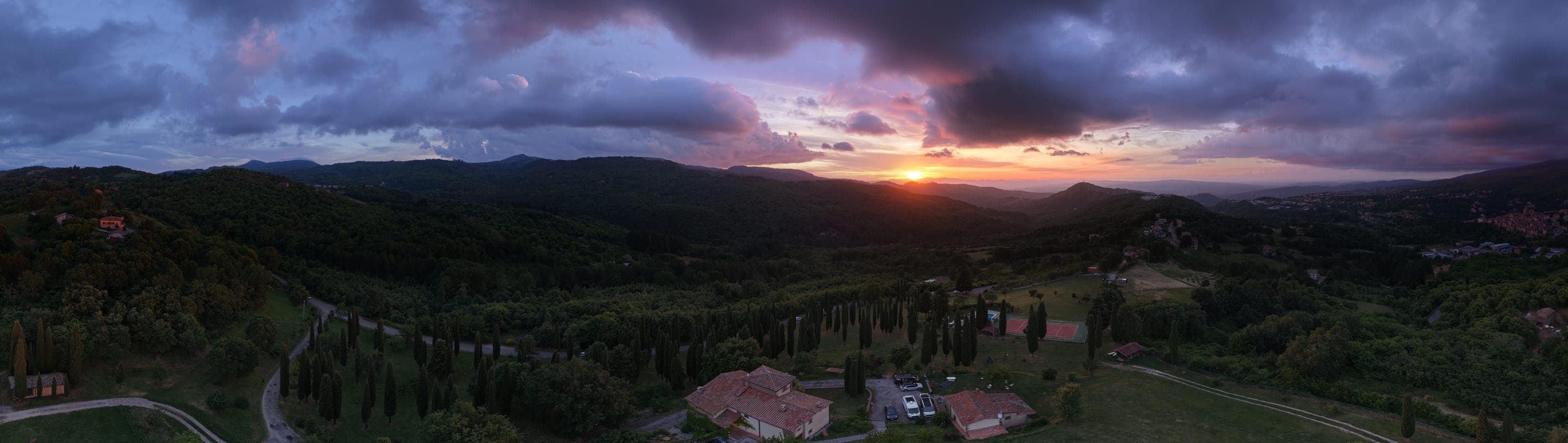 Drohnenaufnahme der Hügel bei Arcidosso in der Toskana im Abendlicht, dem Ort des Modelcamps